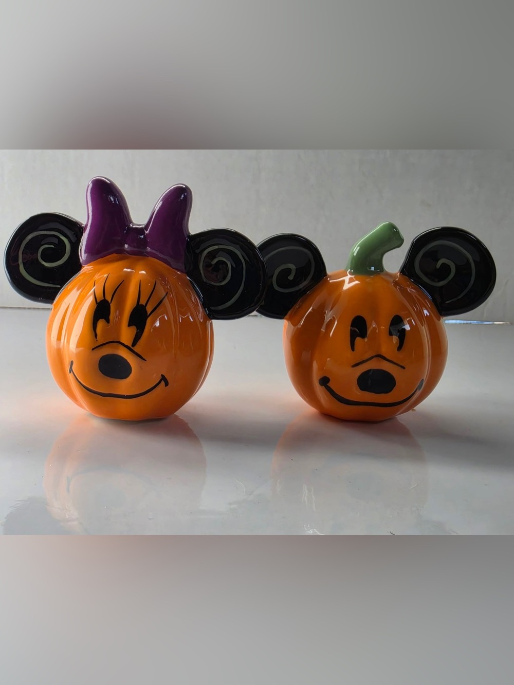 Disney Halloween Mickey Mouse and Minnie Ceramic Pumpkin Salt Pepper Shaker set